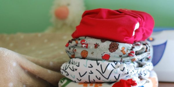 Are you aware of the benefits of cloth diapering? Do you know how to do it? Learn all you need about cloth diapers: types, benefits and tips.