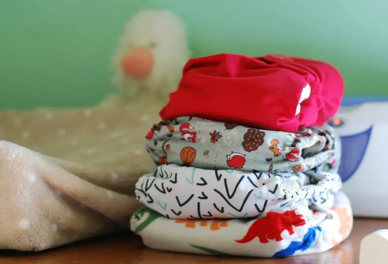 Are you aware of the benefits of cloth diapering? Do you know how to do it? Learn all you need about cloth diapers: types, benefits and tips.