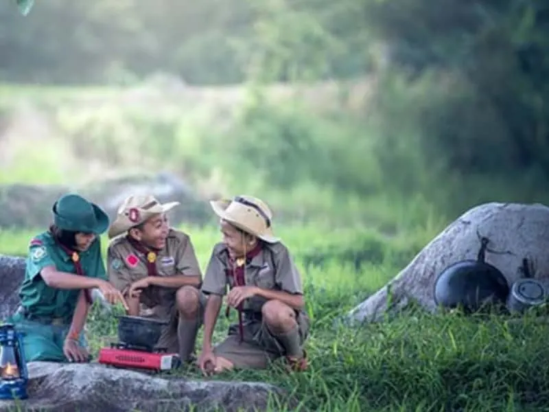 Basic Survival Skills For Kids Every Parent Needs To Teach 1 Kids learning basic survival skills in an outdoor setting