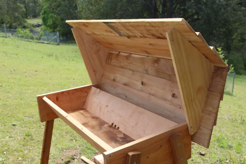 Top Bar Hive - How To Start Beekeeping For Beginners - Want to keep bees on your homestead? Here's how to start beekeeping for beginners: all you need to know to be successful keeping bees.