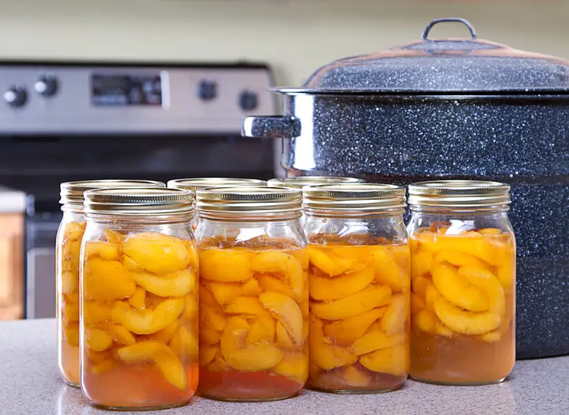 Canned peaches with large pot or canner