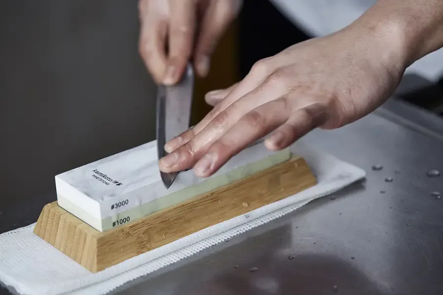 Sharpening knife with stone
