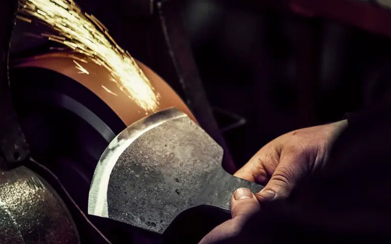 sharpening axe using grinder